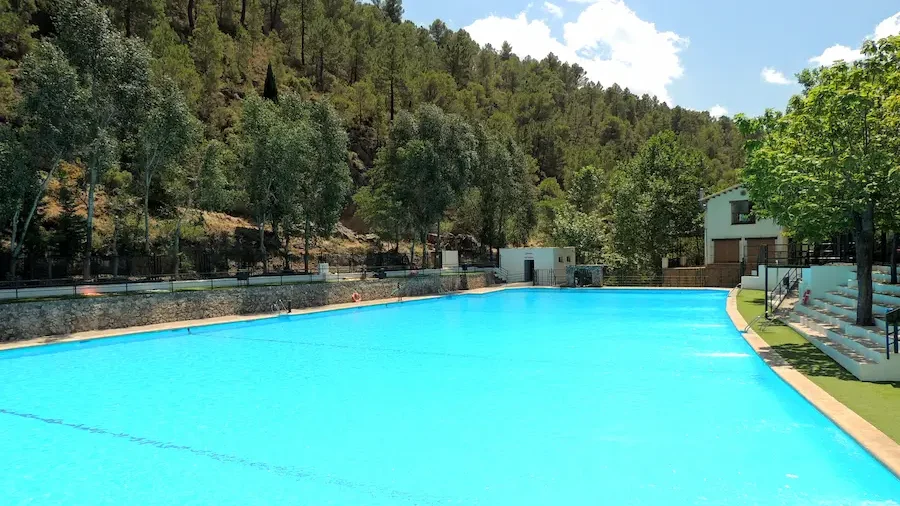 piscina con agua limpia